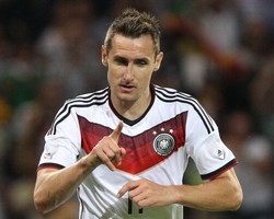 Klose Bidik Rekor Gol Ronaldo