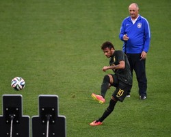 Scolari: Saya Tak Bisa Tidur Nyenyak Kalau Harus Melawan Neymar