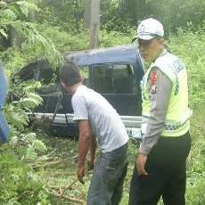 MPU Terguling ke Jurang, Belasan Penumpang Luka-luka