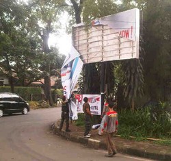 Satpol PP Kota Bandung Cabut Tujuh Reklame Rokok Ilegal