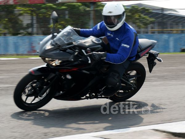 Ngebut Pakai Yamaha R25