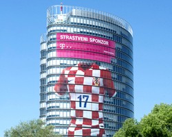 Jelang Kickoff Piala Dunia, Ada Jersey Raksasa Mandzukic di Ibukota Kroasia