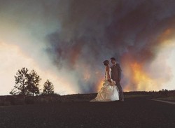 Pasangan Buat Foto Pernikahan Dramatis, Berlatar Kebakaran Hutan