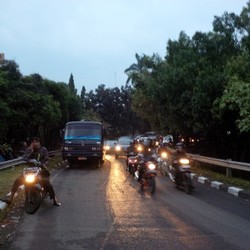 Bus TNI Mogok di Flyover UI, Jl Margonda Arah Lenteng Agung Macet