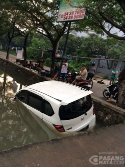Honda Freed Putih Nyemplung ke Kali di Cengkareng