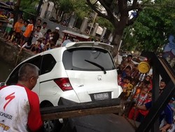 Ditonton Warga, Freed yang Nyemplung ke Kali Cengkareng ini Ditarik Mobil Derek