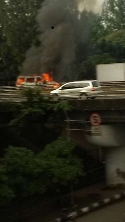 VW Carravelle Terbakar di Tol Dalam Kota Arah Cawang