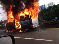 VW Caravelle Terbakar di Fly Over Cawang, Lalin Arah Pancoran Macet
