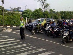 Ada Polisi Jaga, Pemotor pun Jadi Anak Manis yang Berhenti di Belakang Garis Stop