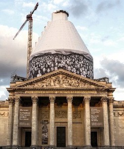 Uniknya! Ratusan Potret Hitam dan Putih Tutupi Kubah Bangunan