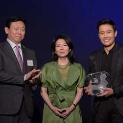 Lee Byun Hun Terima Penghargaan Culture Diplomacy Award dari Asia Society