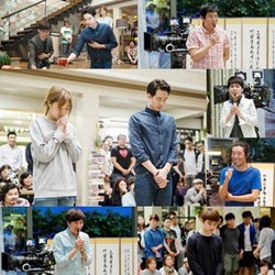 D.O EXO dan Pemeran Drama Its Ok, Its Love Doa Bersama di Lokasi Syuting
