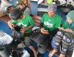 Bareng Kambing, Inikah Perjalanan Naik Bus Paling Menantang?