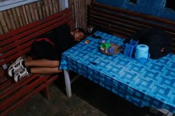 Tidur Ngegembel di Pelabuhan Bima, Siapa Takut!