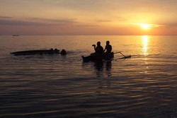 Seru & Romantis, Balap Sampan Saat Sunset di Pulau Moyo
