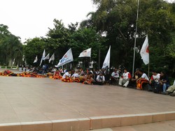 Ketum Gerindra Sambut 80 Buruh Berkaos Hitam yang Longmarch dari Bandung