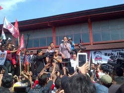 Kampanye di Pasar Sokaraja Banyumas, Jokowi: Mboten Sah Percoyo Isu Nggih