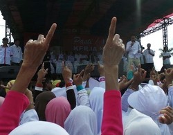 Ibu-Ibu Majelis Talim Tunggu Kedatangan Prabowo di Subang