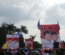 Bendera PD Berkibar di Tengah Ribuan Pendukung Prabowo di Subang