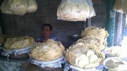 Cerita Yusuf yang Hampir 20 Tahun Berdagang Emping Condet