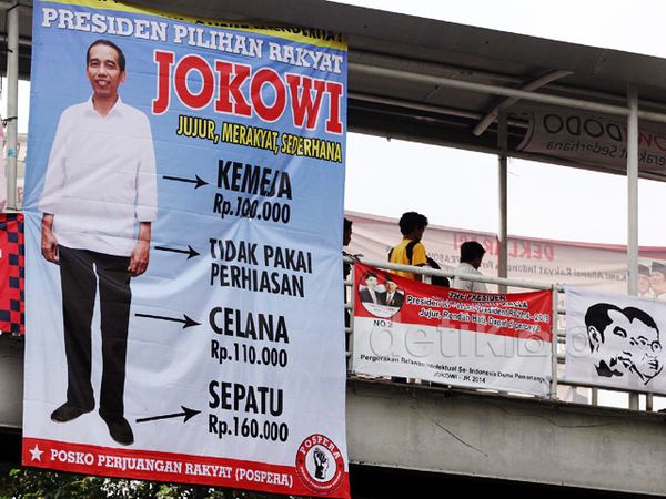 Baliho Jokowi Mejeng di JPO Otista