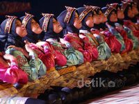Beri Beasiswa, KSAL Dihibur Tari Saman
