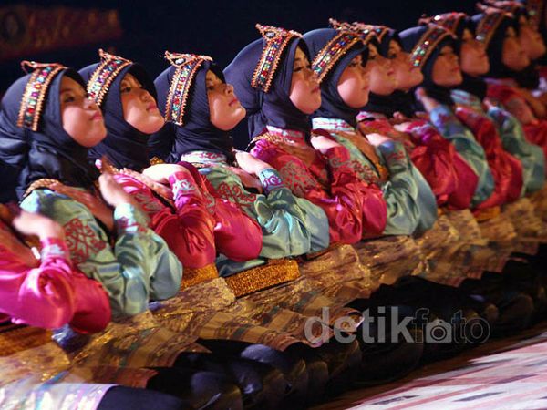 Beri Beasiswa, KSAL Dihibur Tari Saman