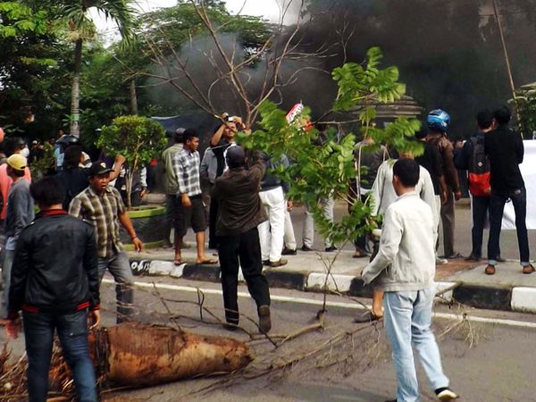 Warga Tiga Desa Demo di PN Karawang