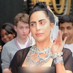 Gaya Seksi Lady Gaga dengan Bra Transparan