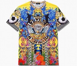 Versace Rilis Koleksi T-shirt Untuk Piala Dunia dengan Sentuhan Glamour