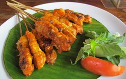 Warung Meme Sari: Wah! Di Sini Ada Sate Setan, Sate Ikan Tompek yang Pedas Gurih