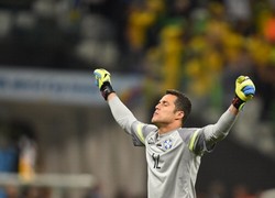 Julio Cesar: Kemenangan Hindarkan Brasil dari Tekanan Besar