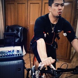 Olahraga 20 Menit Seperti 2 Jam, Bams Kepincut Alat Gym Stimulasi Elektrik