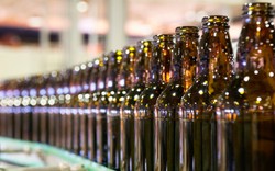 Bekerja di Perusahaan Botol untuk Miras, Bolehkah dalam Islam?