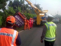 Truk Terbalik di Tol Cikampek Sejak Jumat, Muatan Terigu Dievakuasi