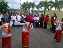 Tiba di Ambon, JK Disambut Tarian Penghormatan Lenso