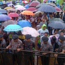 Hujan Deras Guyur Kampanye JK di Ambon, Warga Tetap Bertahan