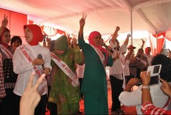 Khofifah Nyanyi Lagu Rhoma Irama di Deklarasi Pendukung Jokowi-JK