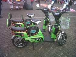 Pria Ini Raup Rp 2,5 Juta/Hari Sewakan Sepeda Listrik di PRJ