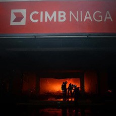 Bank Swasta di Jl Panglima Sudirman Surabaya Ludes Terbakar