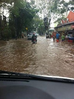 Usai Hujan Deras, Jl Pejaten Raya Tergenang 50 Cm