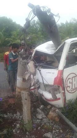 Belajar Mobil, Pengemudi Tabrak Tiang Listrik di Pelabuhan Muara Baru Jakut