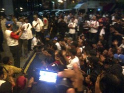 Dibatasi Pagar Betis Polisi, Pendukung Jokowi-Prabowo Saling Ledek