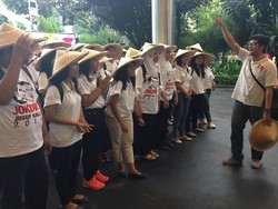 Pendukung Bercaping Jokowi Mulai Padati Hotel Gran Melia