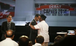Sebelum Debat, Jokowi Salami Prabowo Lalu Cipika-cipiki