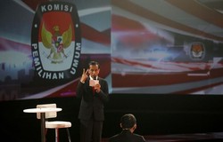 Sambil Salam Dua Jari, Jokowi: Dua Anak Cukup