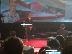 Saat Duduk Jokowi Lebih Banyak Genggam Tangan