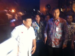 Tiba di Gran Melia, Prabowo Acungkan Telunjuk