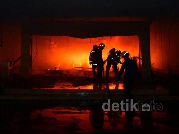 Bank Swasta CIMB Surabaya Terbakar