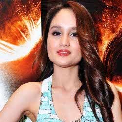 Cinta Laura Tak Kesulitan Syuting di The Philosophers